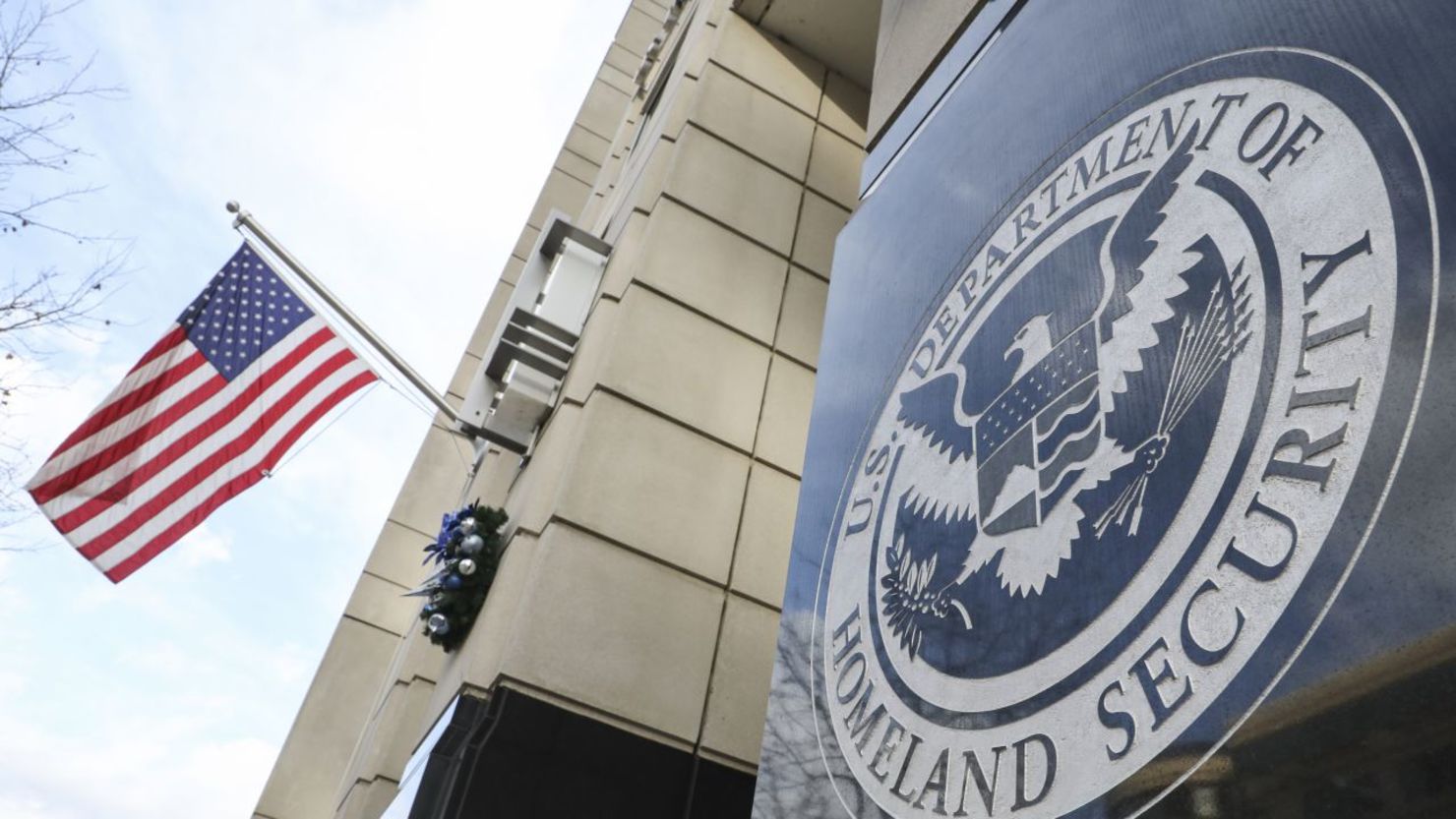 DHS ELIMINA LA EXTENSIÓN AUTOMÁTICA DE PERMISOS DE TRABAJO PARA SOLICITANTES DE ASILO DHS ELIMINA LA EXTENSIÓN AUTOMÁTICA DE PERMISOS DE TRABAJO PARA SOLICITANTES DE ASILO