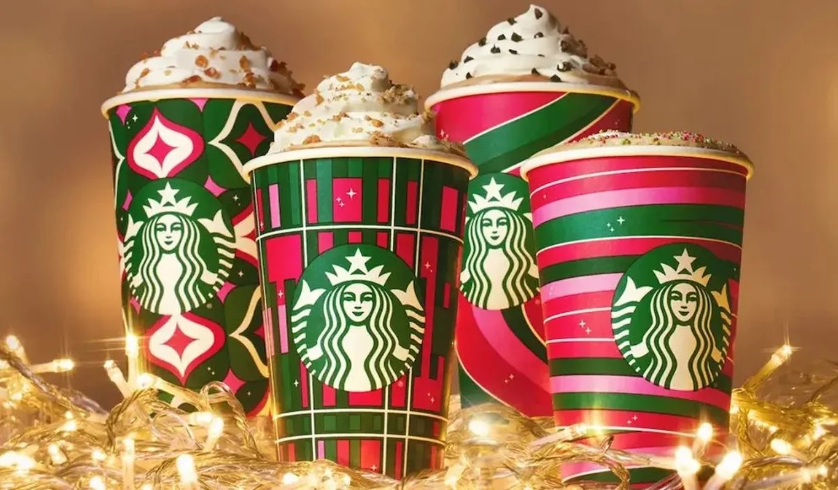 STARBUCKS REVELA SU MENÚ NAVIDEÑO 2026: ESTAS SON LAS NUEVAS BEBIDAS Y LOS CLÁSICOS QUE REGRESAN STARBUCKS REVELA SU MENÚ NAVIDEÑO 2026: ESTAS SON LAS NUEVAS BEBIDAS Y LOS CLÁSICOS QUE REGRESAN