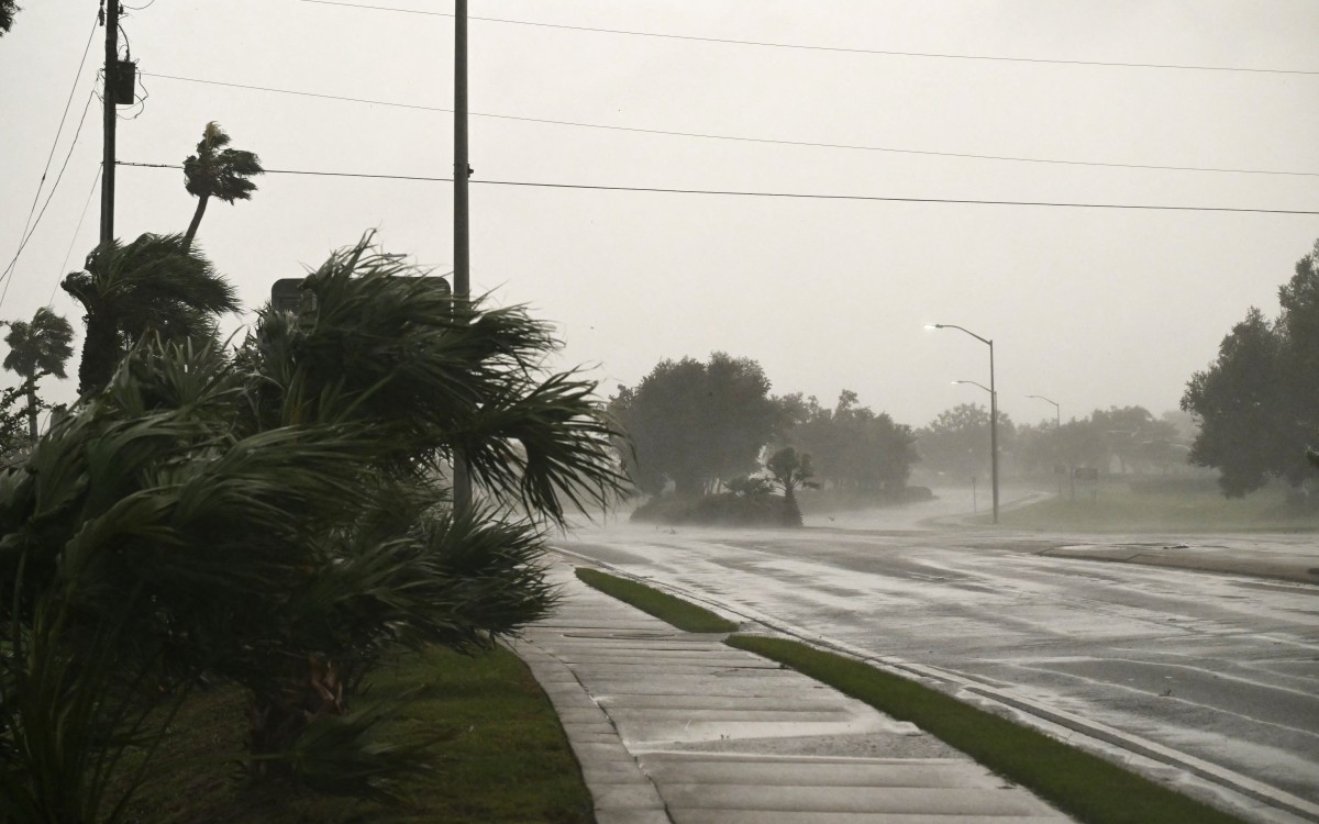 ISAÍAS GOLPEA FLORIDA COMO CATEGORÍA 2 CON TORNADOS Y APAGÓN MASIVO