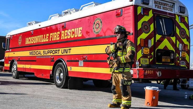 VORAZ INCENDIO EN JACKSONVILLE BEACH DEJA A SEIS PERSONAS SIN HOGAR VORAZ INCENDIO EN JACKSONVILLE BEACH DEJA A SEIS PERSONAS SIN HOGAR