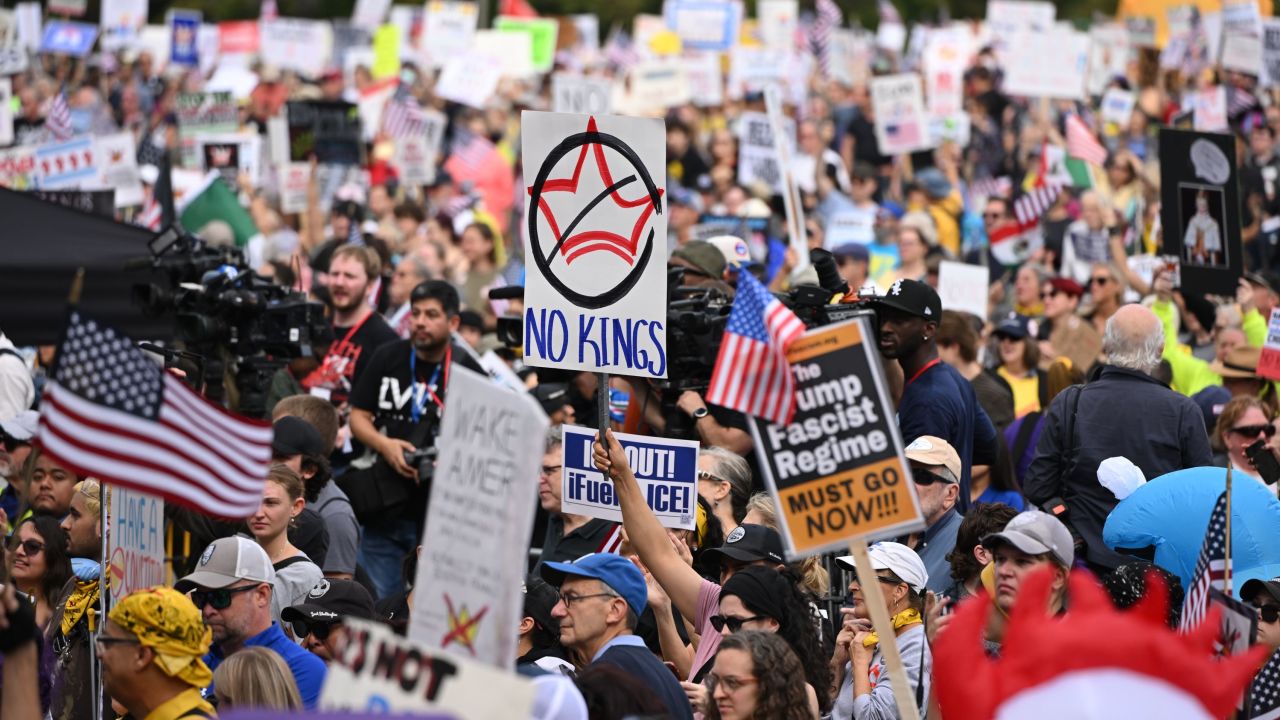 PROTESTA MASIVA «NO KINGS» EXIGEN IGUALDAD Y VOTO ANTICIPADO CONTRA EL GOBIERNO DE TRUMP PROTESTA MASIVA «NO KINGS» EXIGEN IGUALDAD Y VOTO ANTICIPADO CONTRA EL GOBIERNO DE TRUMP
