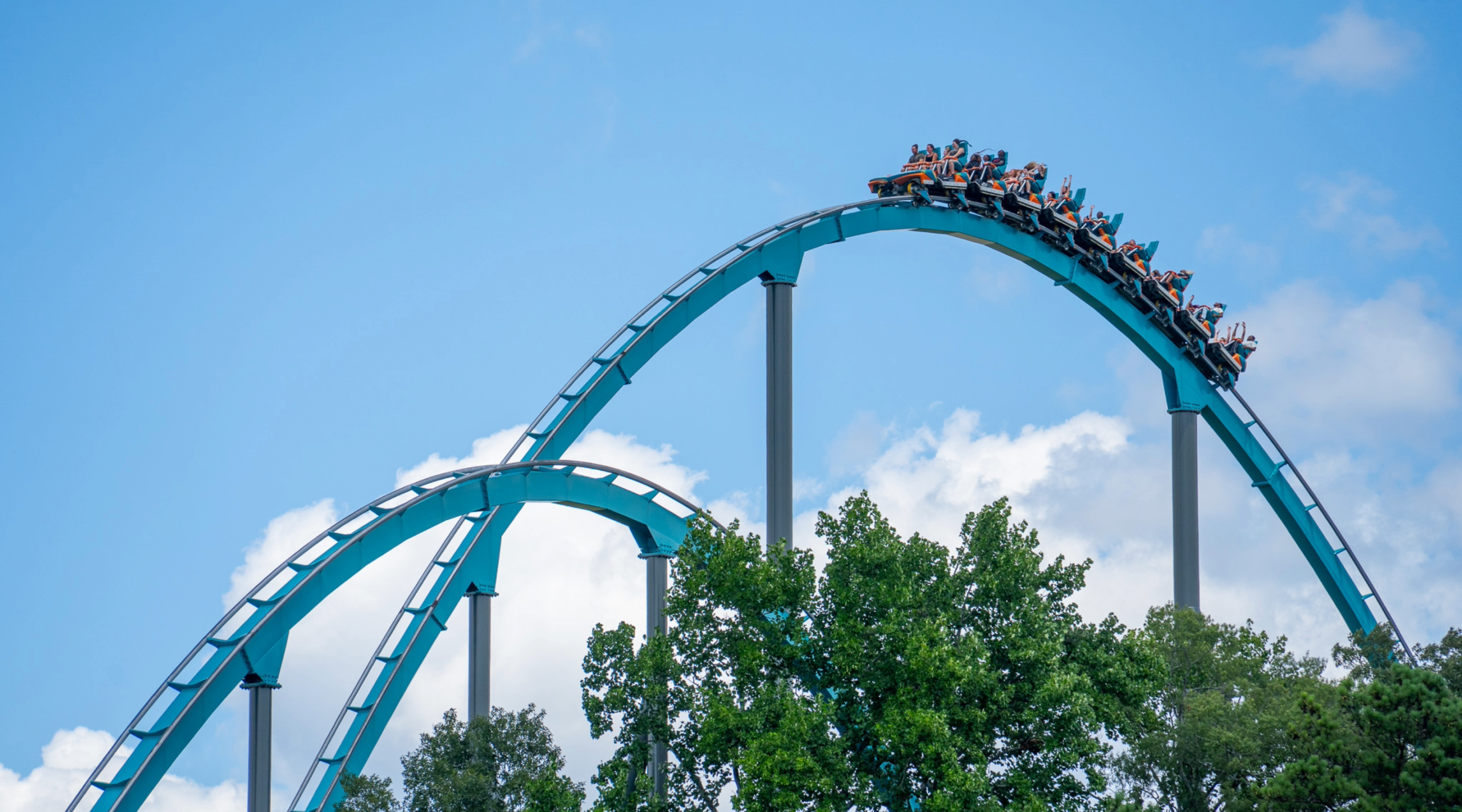 SIX FLAGS CIERRA NUEVE MONTAÑAS RUSAS TRAS TRÁGICO ACCIDENTE EN GEORGIA