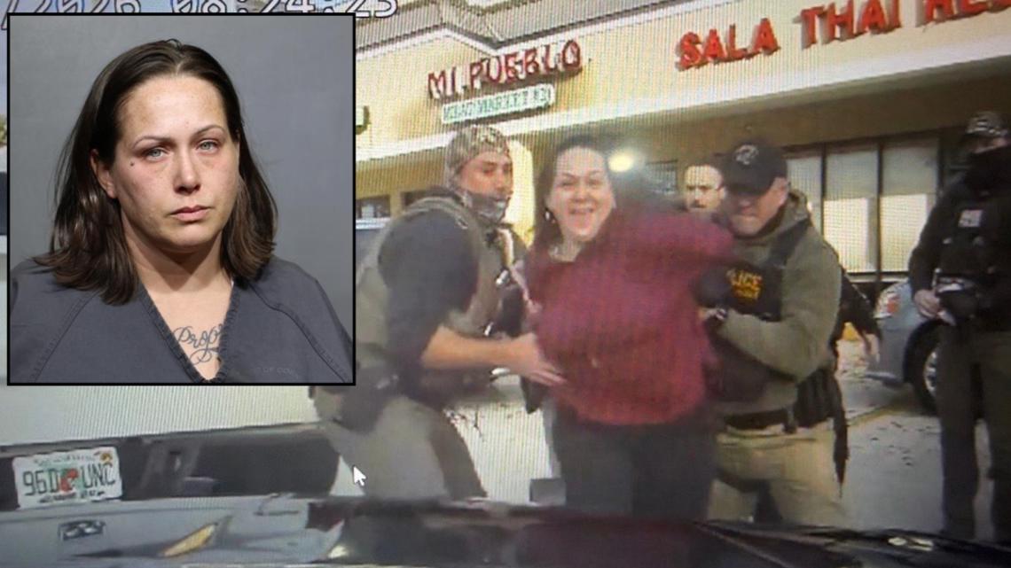 CONDENAN A PRISIÓN A MUJER DE JACKSONVILLE QUE GOLPEÓ A UN PATRULLERO ESTATAL EN ASISTENCIA A ICE CONDENAN A PRISIÓN A MUJER DE JACKSONVILLE QUE GOLPEÓ A UN PATRULLERO ESTATAL EN ASISTENCIA A ICE