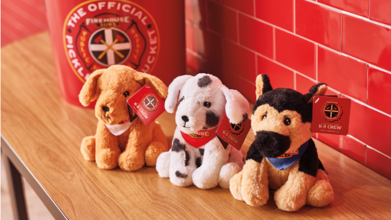 CADENA FIREHOUSE SUBS LANZA PELUCHES DE PERROS DE RESCATE REALES EN HONOR A PRIMEROS INTERVINIENTES